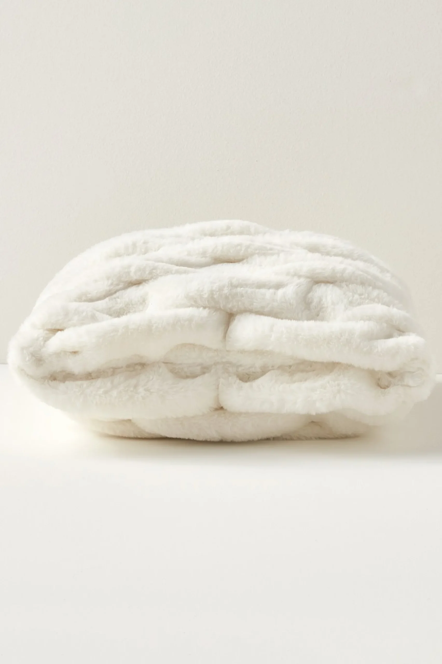 la_parisienne_faux_fur_pi_3.webp Bedding Essentials | pillows-Soft Surroundings La Parisienne Faux Fur Pillow Snow Leopard