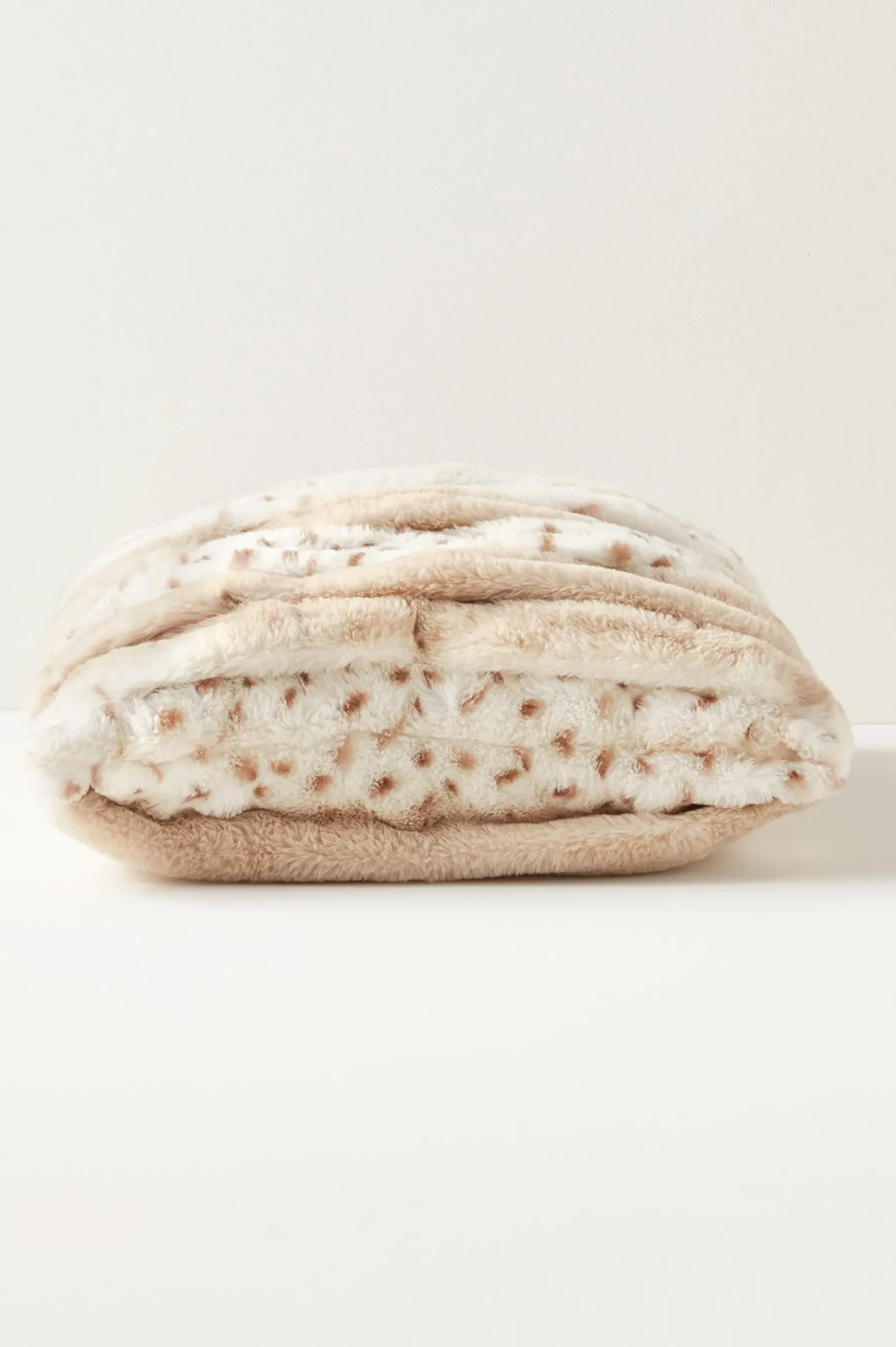 la_parisienne_faux_fur_pi_4.webp Bedding Essentials | pillows-Soft Surroundings La Parisienne Faux Fur Pillow Snow Leopard