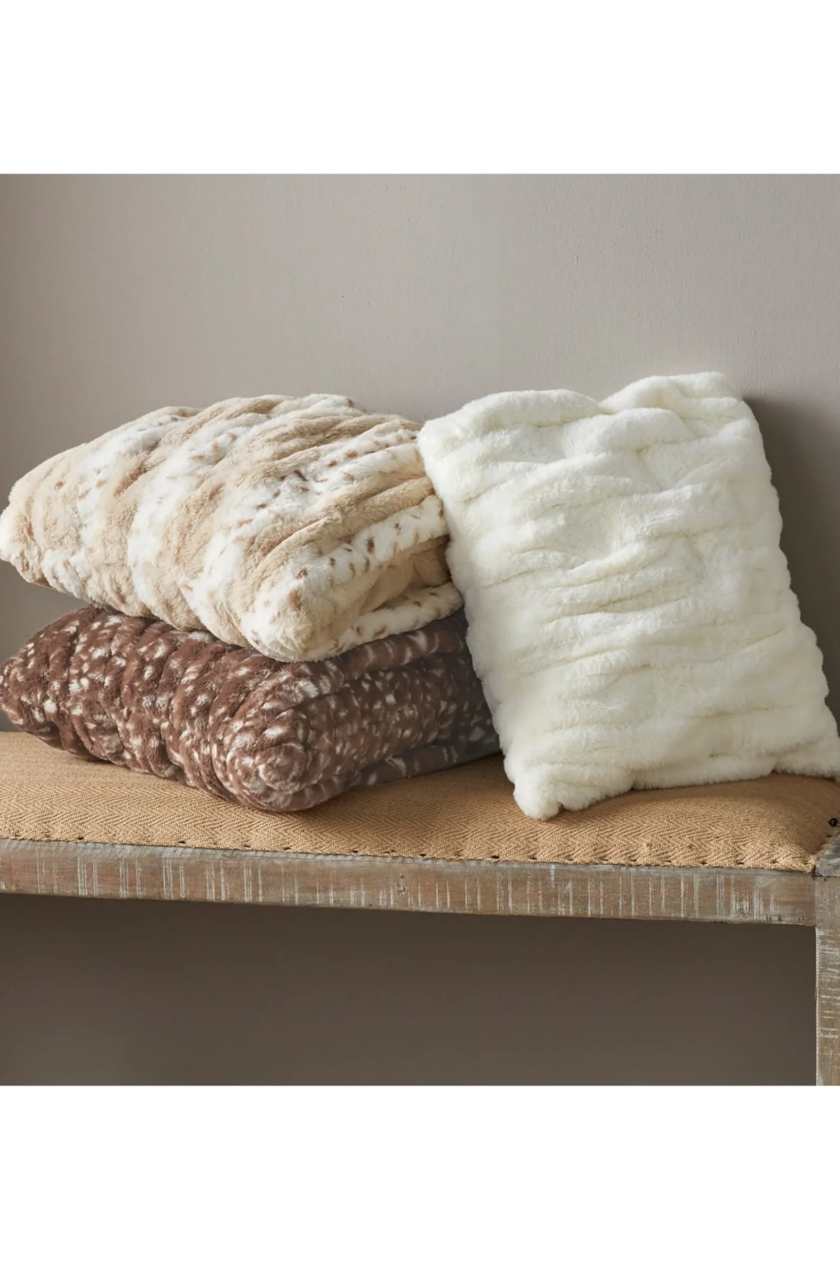 la_parisienne_faux_fur_pi_5.webp Bedding Essentials | pillows-Soft Surroundings La Parisienne Faux Fur Pillow Snow Leopard